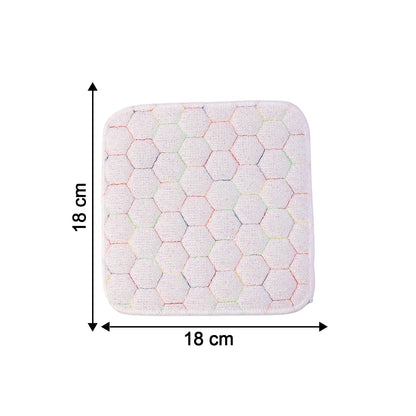 White honeycomb-patterned cleaning cloth with arrows indicating its 18 cm by 18 cm dimensions on a white background.