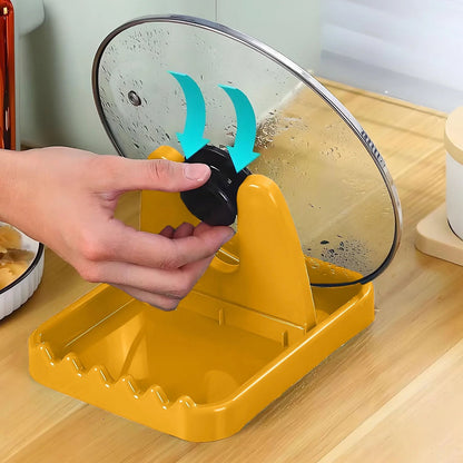 A hand placing a black pot lid handle onto a yellow plastic lid and spoon rest, with blue arrows indicating placement.